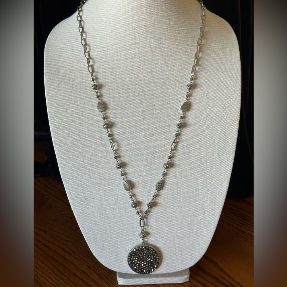 Long necklace with round pendant